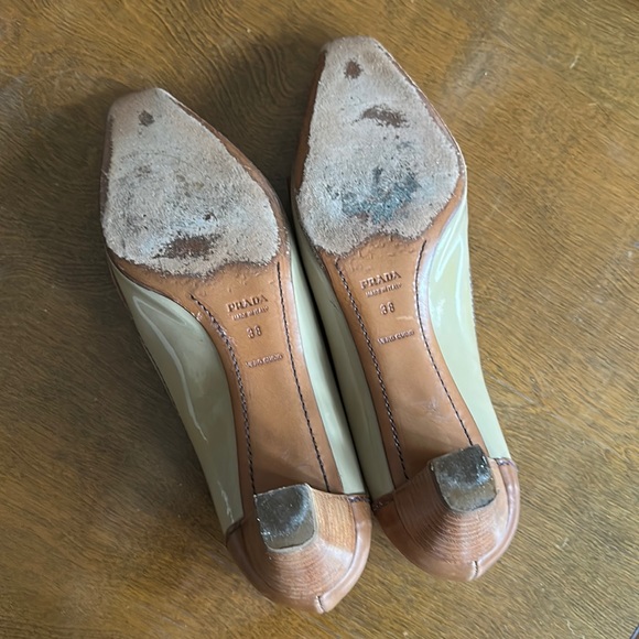 Timeless Patent Leather PRADA Pumps - Picture 4 of 8